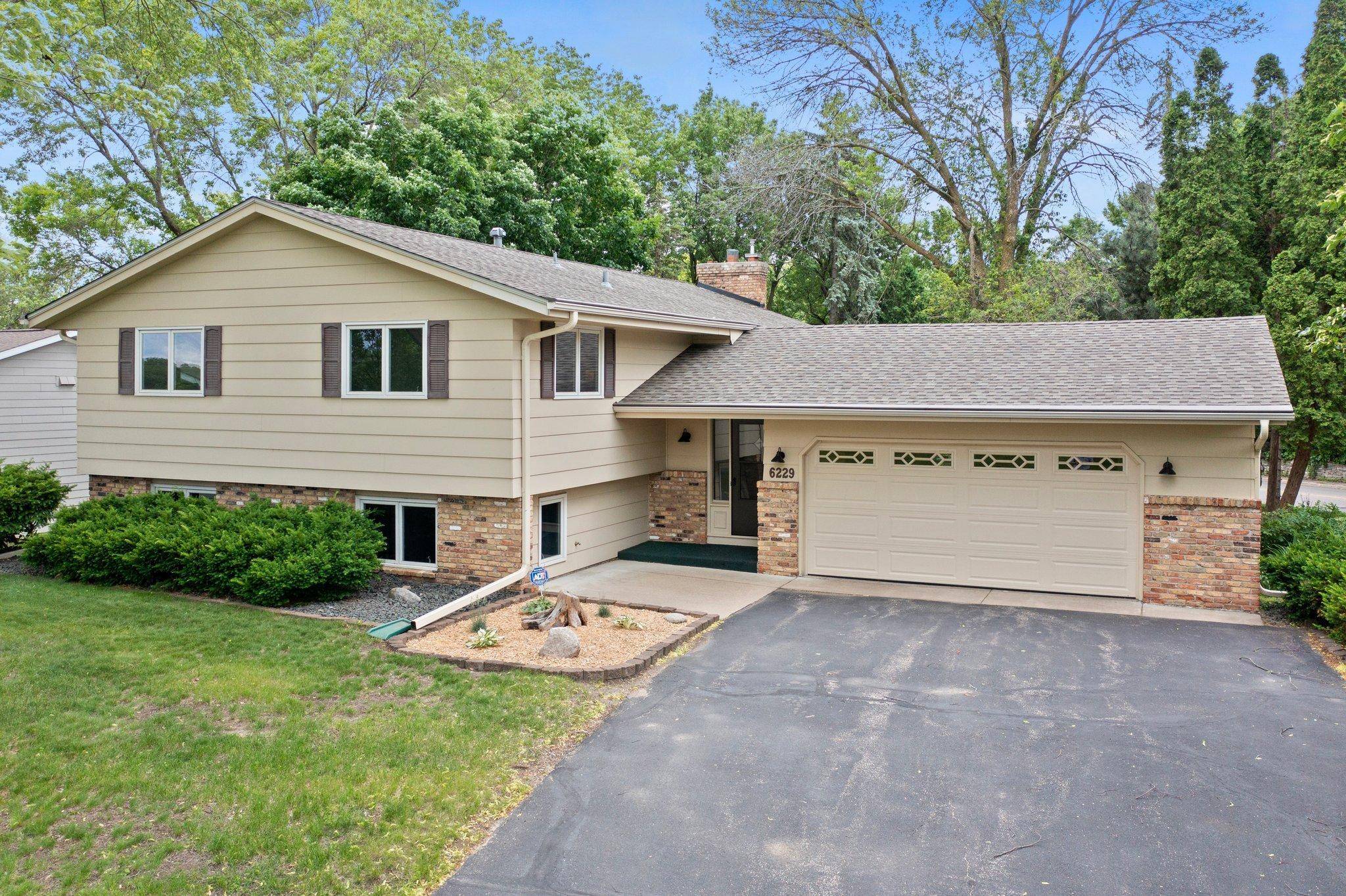 6229 Creek Valley RD,  Edina,  MN 55439