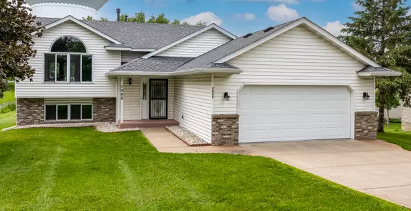 1988 Castle AVE E, Maplewood, MN 55109