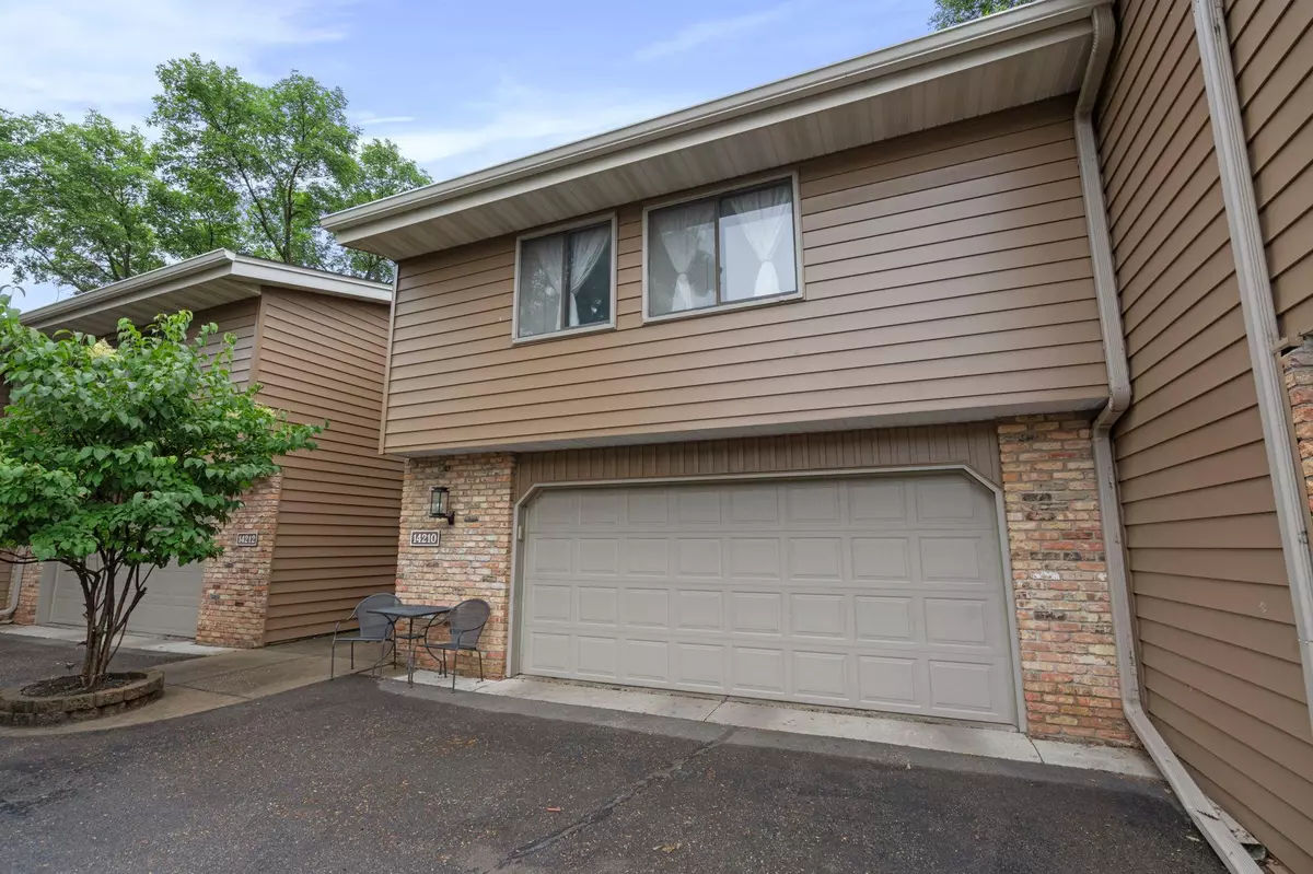 Eden Prairie, MN 55347,14210 Chestnut DR