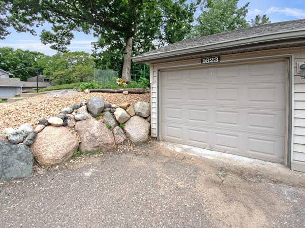 1623 N Brenner PASS,  Fridley,  MN 55432