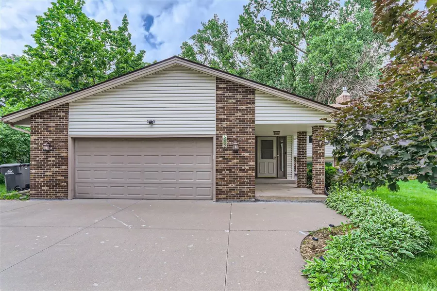 545 Lake Cove CT, Shoreview, MN 55126