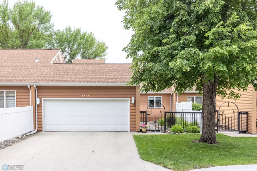 3335 W Prairiewood DR S, Fargo, ND 58103