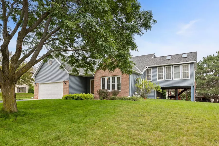 1036 Bluff TRL, Chaska, MN 55318