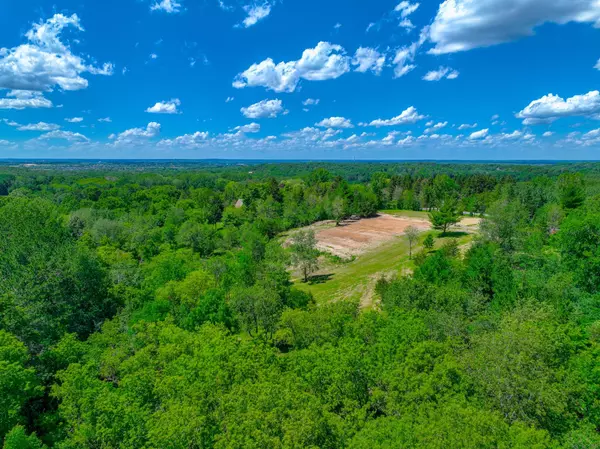 663 Deerwood DR, Troy Twp, WI 54016