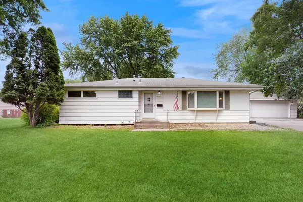 4200 Overlook DR, Bloomington, MN 55437