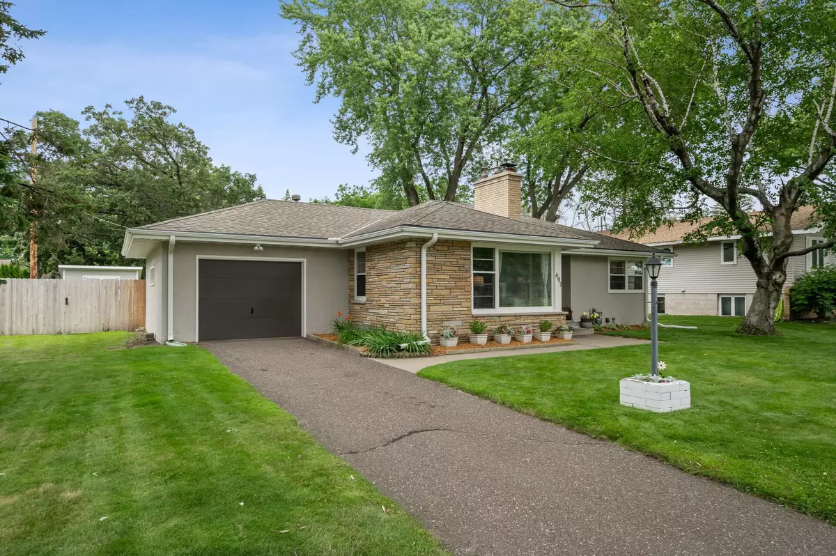 Roseville, MN 55113,697 Grandview AVE W