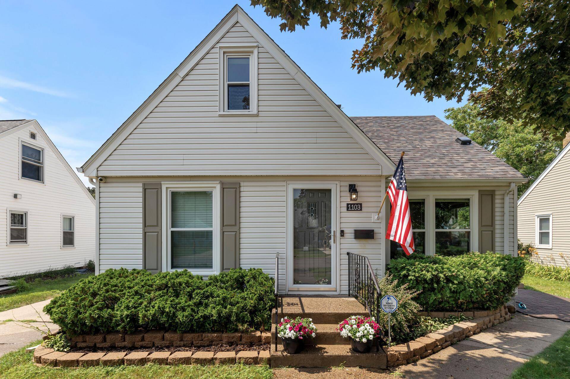 1103 Flandrau ST, Saint Paul, MN 55106