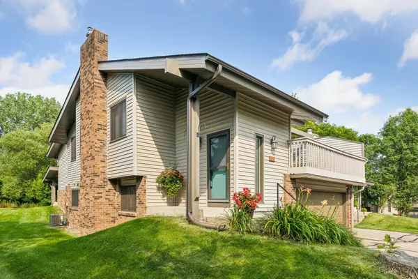 9625 Hampshire LN, Eden Prairie, MN 55347