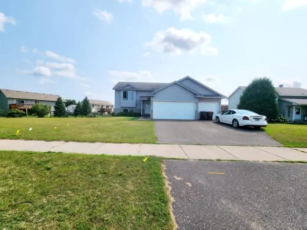 1007 Hilltop ST, Braham, MN 55006