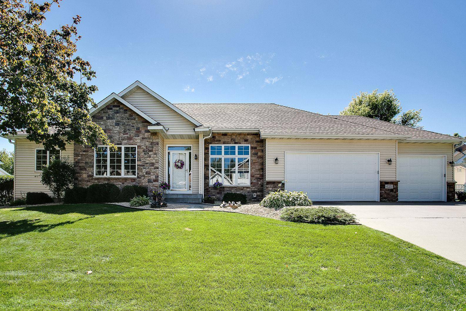625 Heron CT N, Oakdale, MN 55128