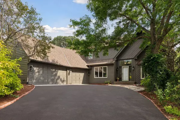 10975 Jackson DR, Eden Prairie, MN 55347