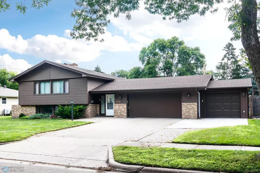 1902 Centre SQ, Moorhead, MN 56560