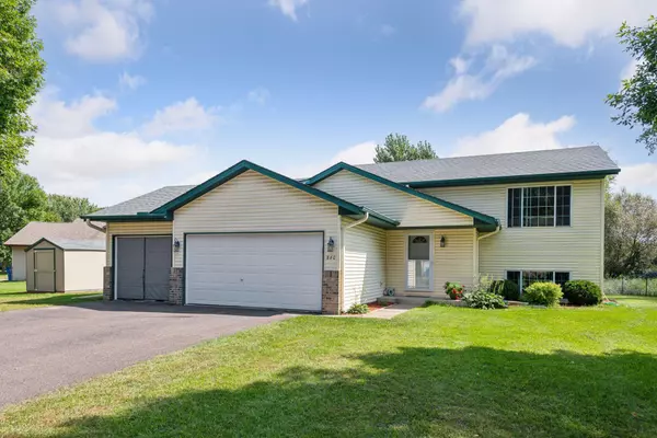 860 Marigold DR, Cambridge, MN 55008