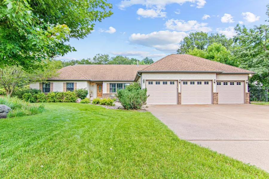 443 Hardwood LN E, Mahtomedi, MN 55115