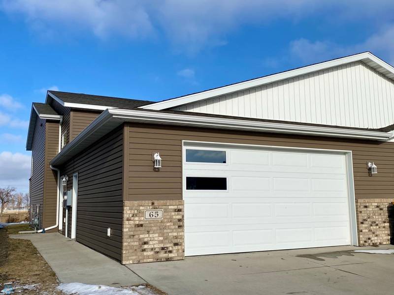 65 Cedar DR, Mapleton, ND 58059