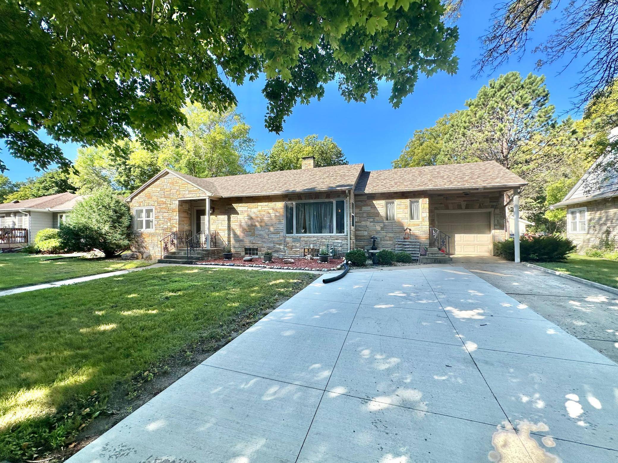 Sherburn, MN 56171,409 N Prairie ST