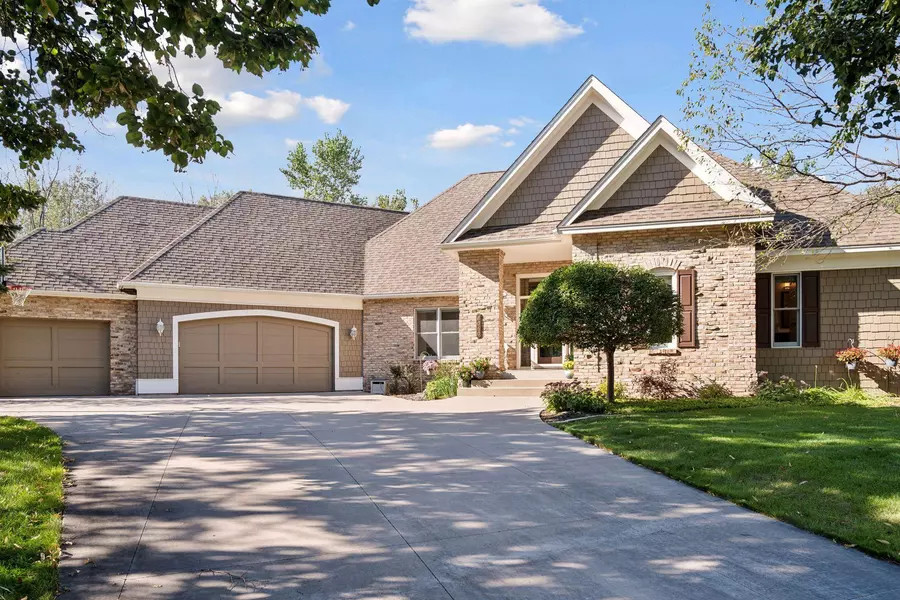 8060 Enclave CIR, Woodbury, MN 55125