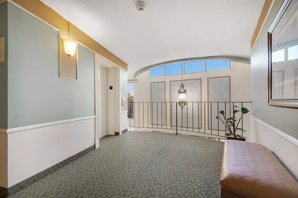 Minnetonka, MN 55305,10411 Cedar Lake RD #319