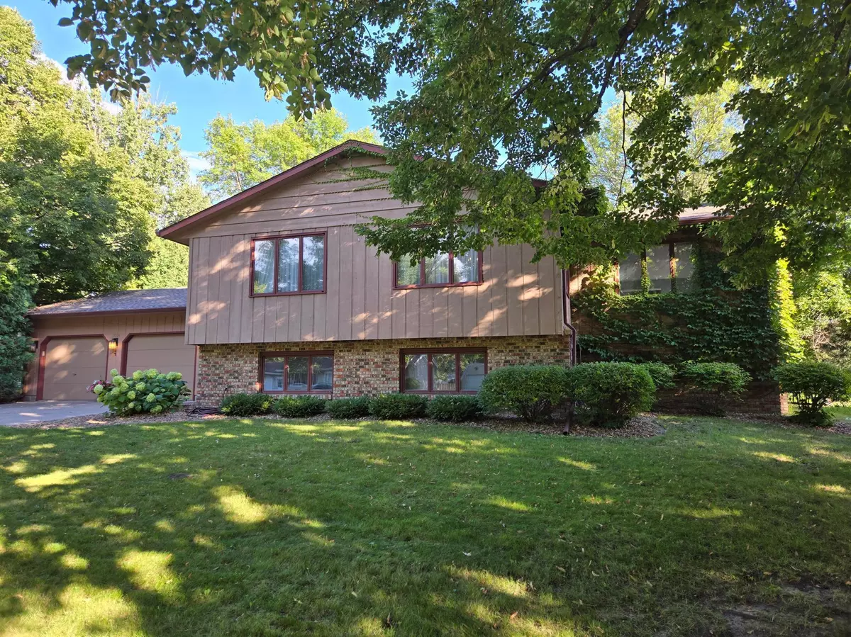 Willmar, MN 56201,1004 Pleasant View DR SE
