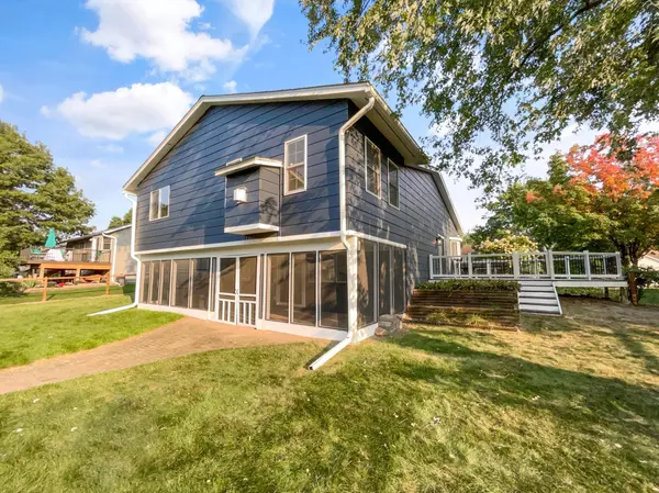 Shoreview, MN 55126,327 Oakwood DR