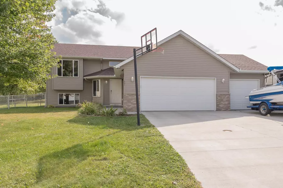 901 Forest City BLVD NW, Maple Lake, MN 55358