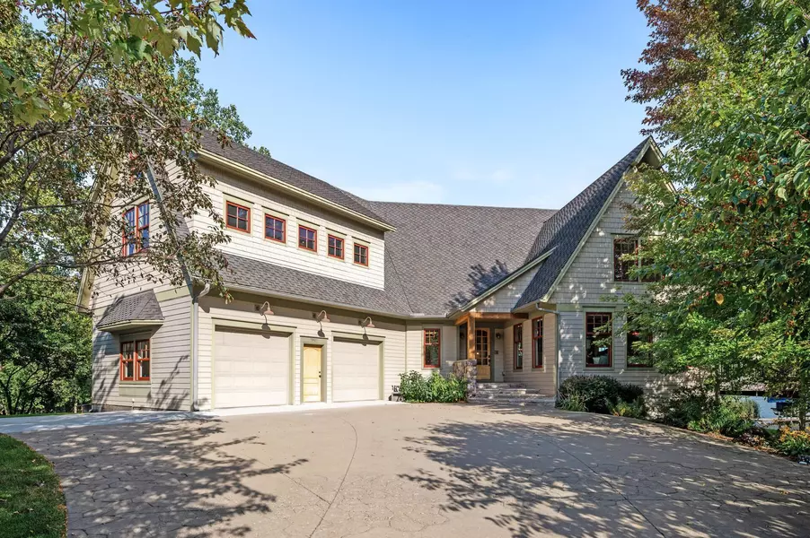 1001 Barbary CIR, Waconia, MN 55387