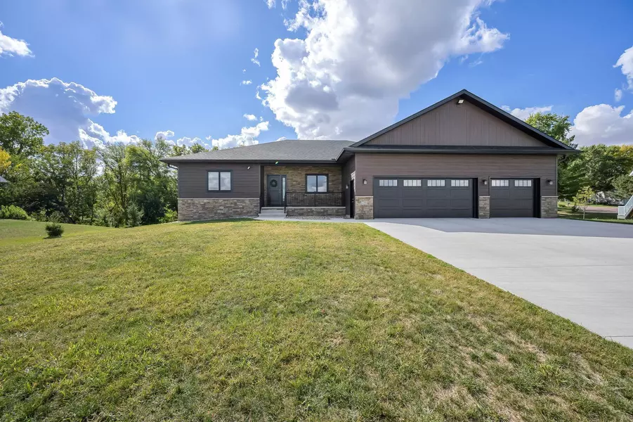 2318 Red Bird LN, Fairmont, MN 56031