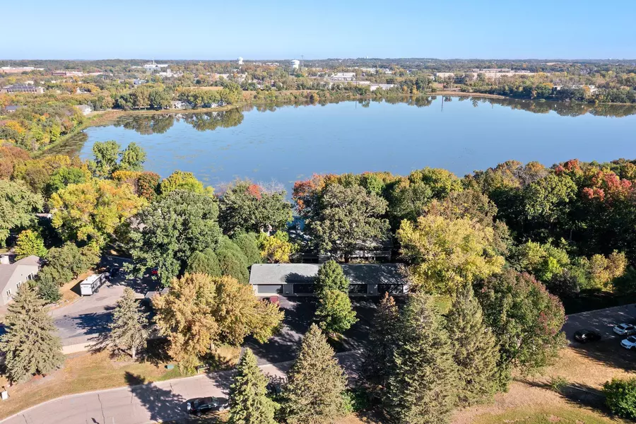 3 Hazeltine Est, Chaska, MN 55318