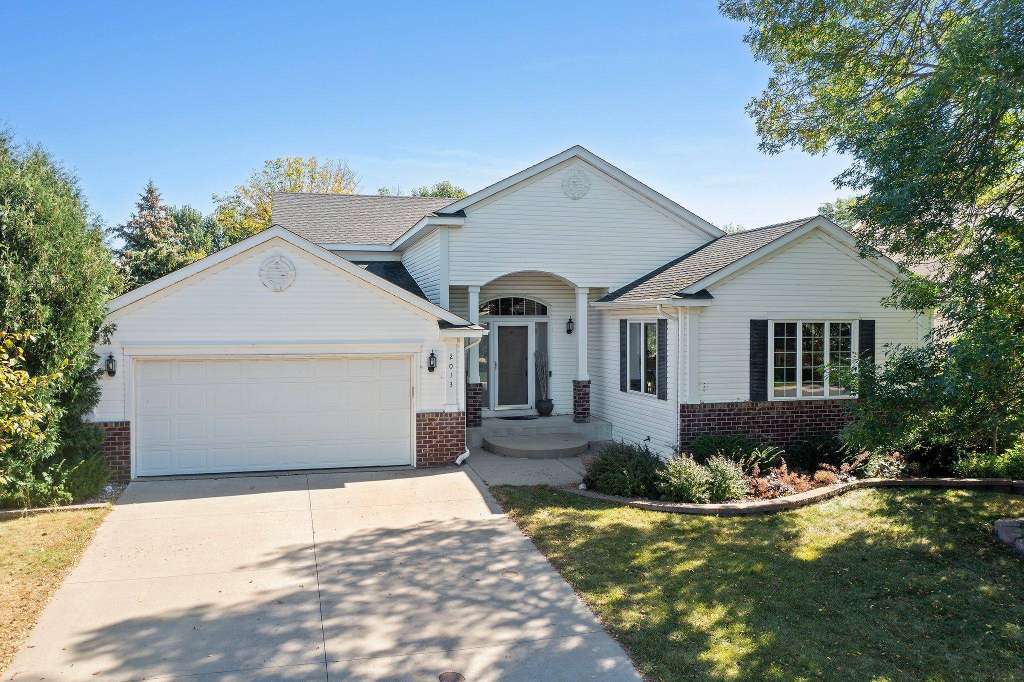2013 Cardinal DR, Shakopee, MN 55379