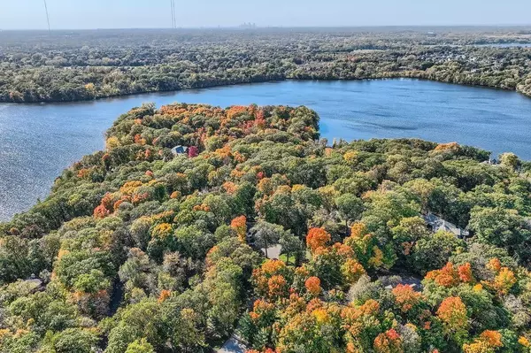 4 W Bay LN, North Oaks, MN 55127