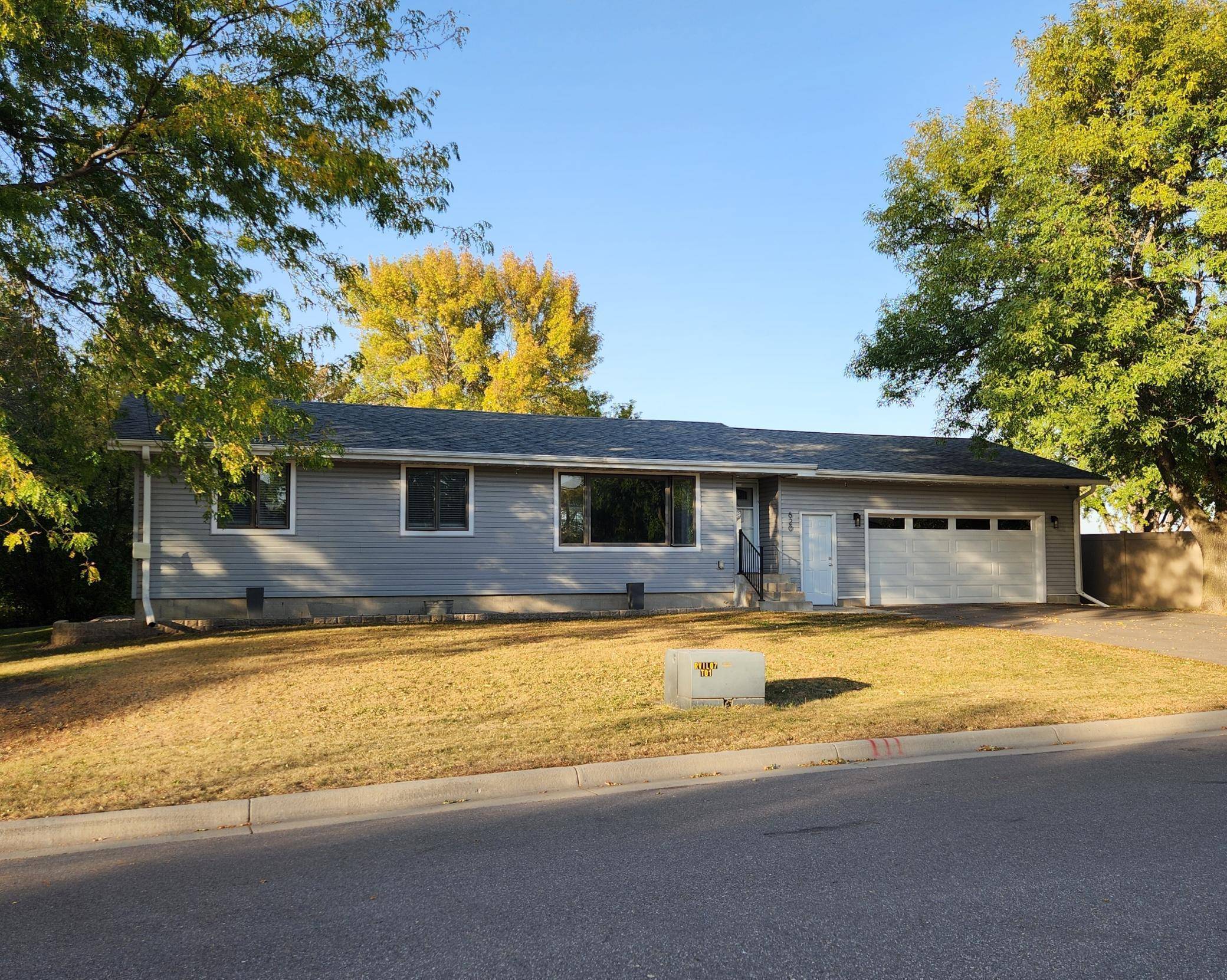 620 Sunrise AVE, Bird Island, MN 55310