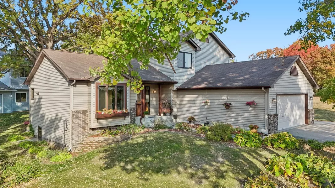 316 Pondview LN, Chaska, MN 55318