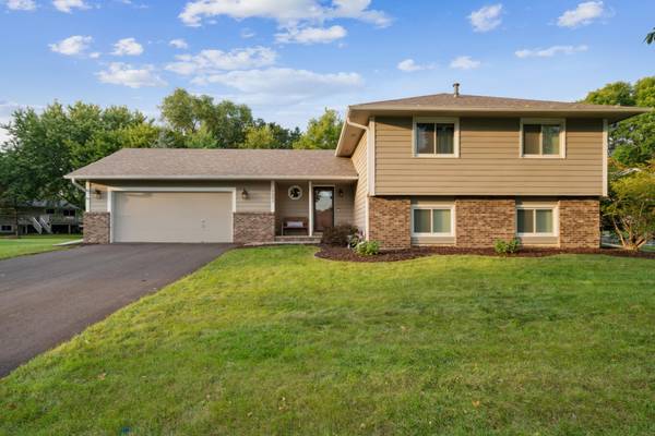 7241 Sierra CT, Chanhassen, MN 55317