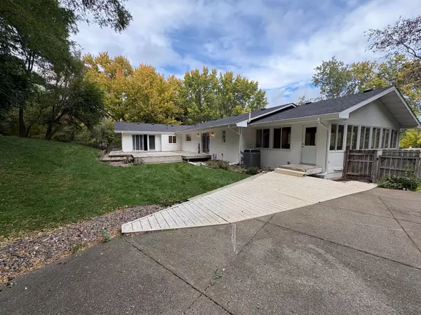 32 Duck Pass RD, North Oaks, MN 55127