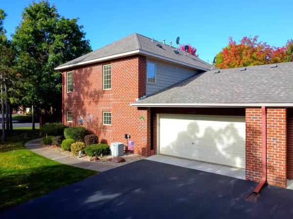 1910 Hunter Hill RD, Hudson, WI 54016