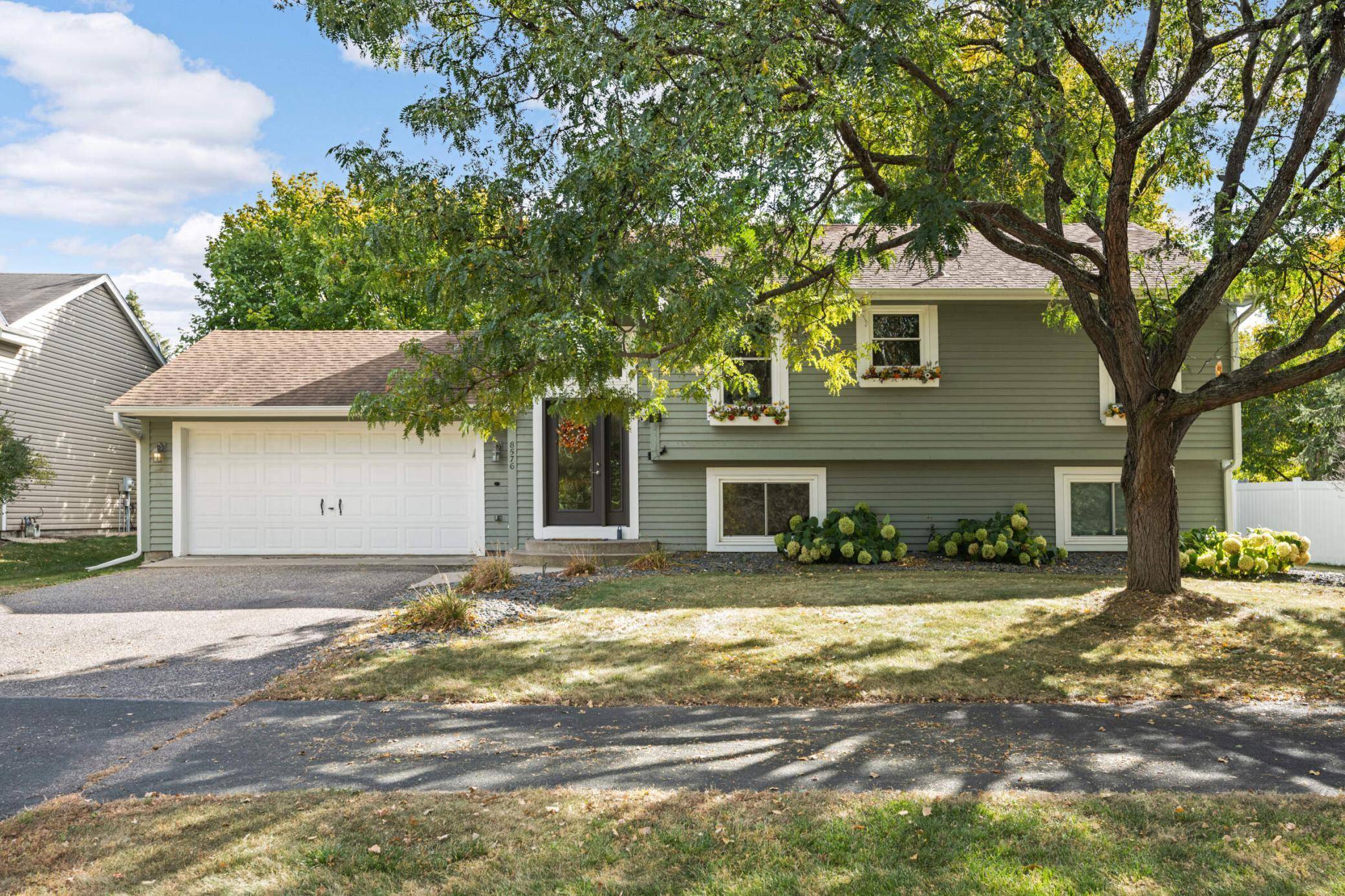 8576 Pineview LN N, Maple Grove, MN 55369