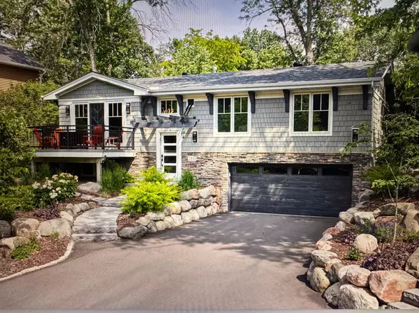 2841 Tanagers LN, Chanhassen, MN 55331