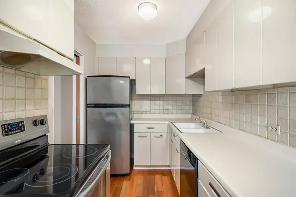 Minneapolis, MN 55416,2928 Dean Pkwy #4J