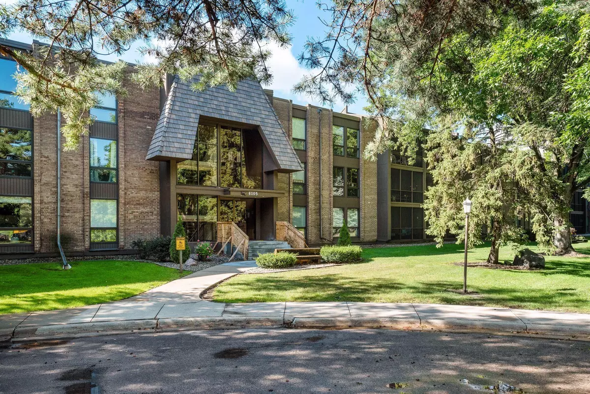 Edina, MN 55436,6105 Lincoln DR #239