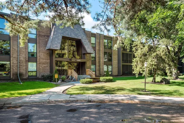 6105 Lincoln DR #239, Edina, MN 55436