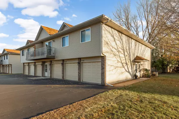 726 Parkside DR #726F, Vadnais Heights, MN 55127