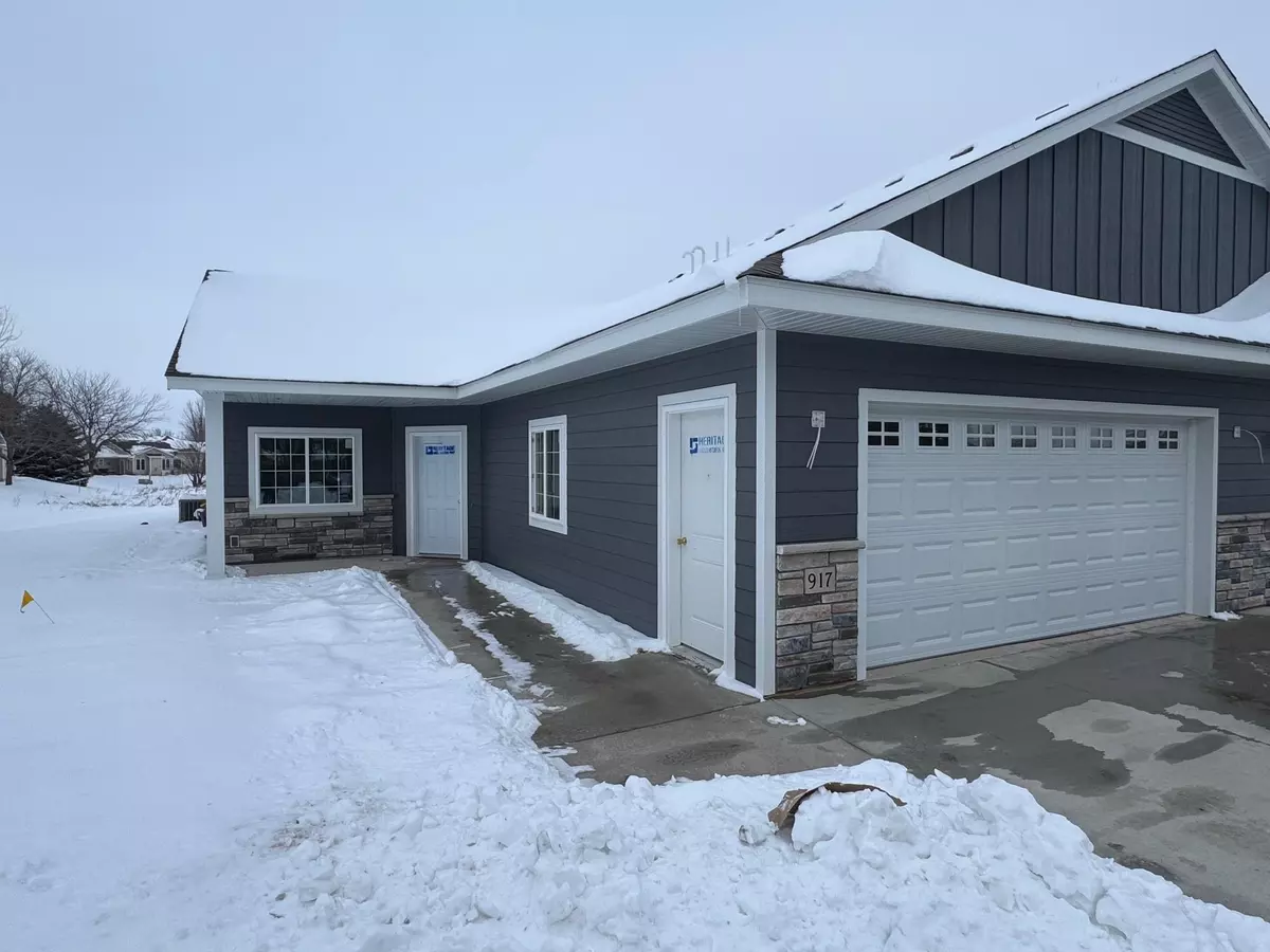 Hutchinson, MN 55350,917 Golf Course RD NW