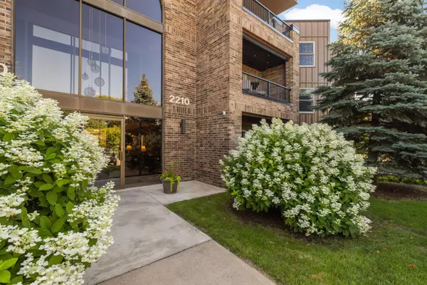 2210 Midland Grove RD #306, Roseville, MN 55113
