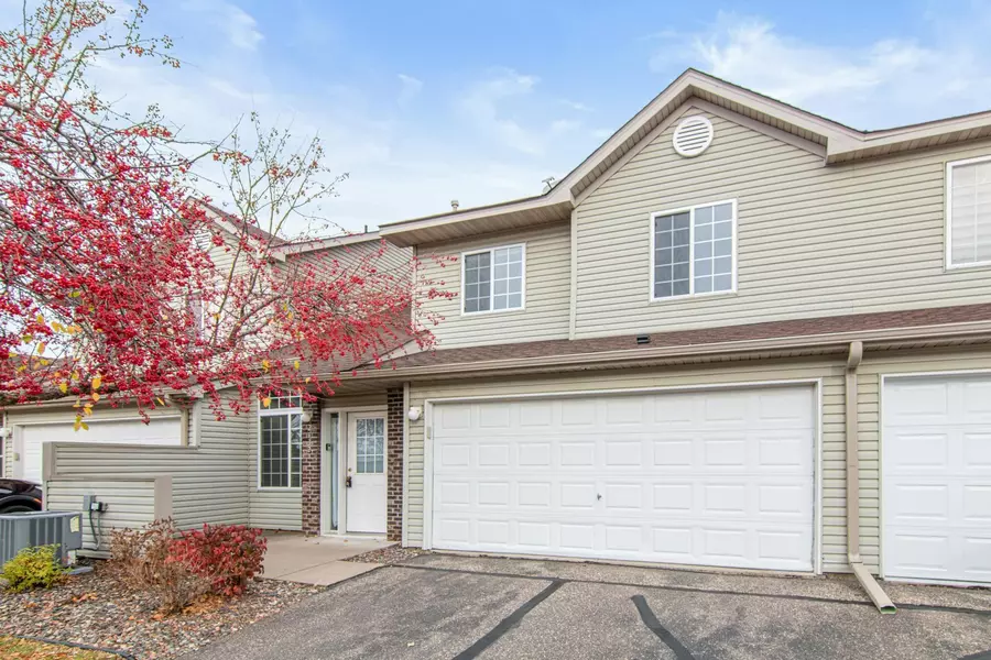 2432 Oakridge CIR, Hudson, WI 54016