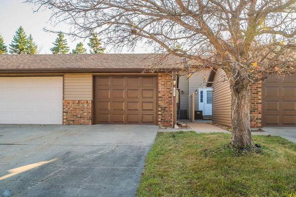 651 Beech LN, Moorhead, MN 56560