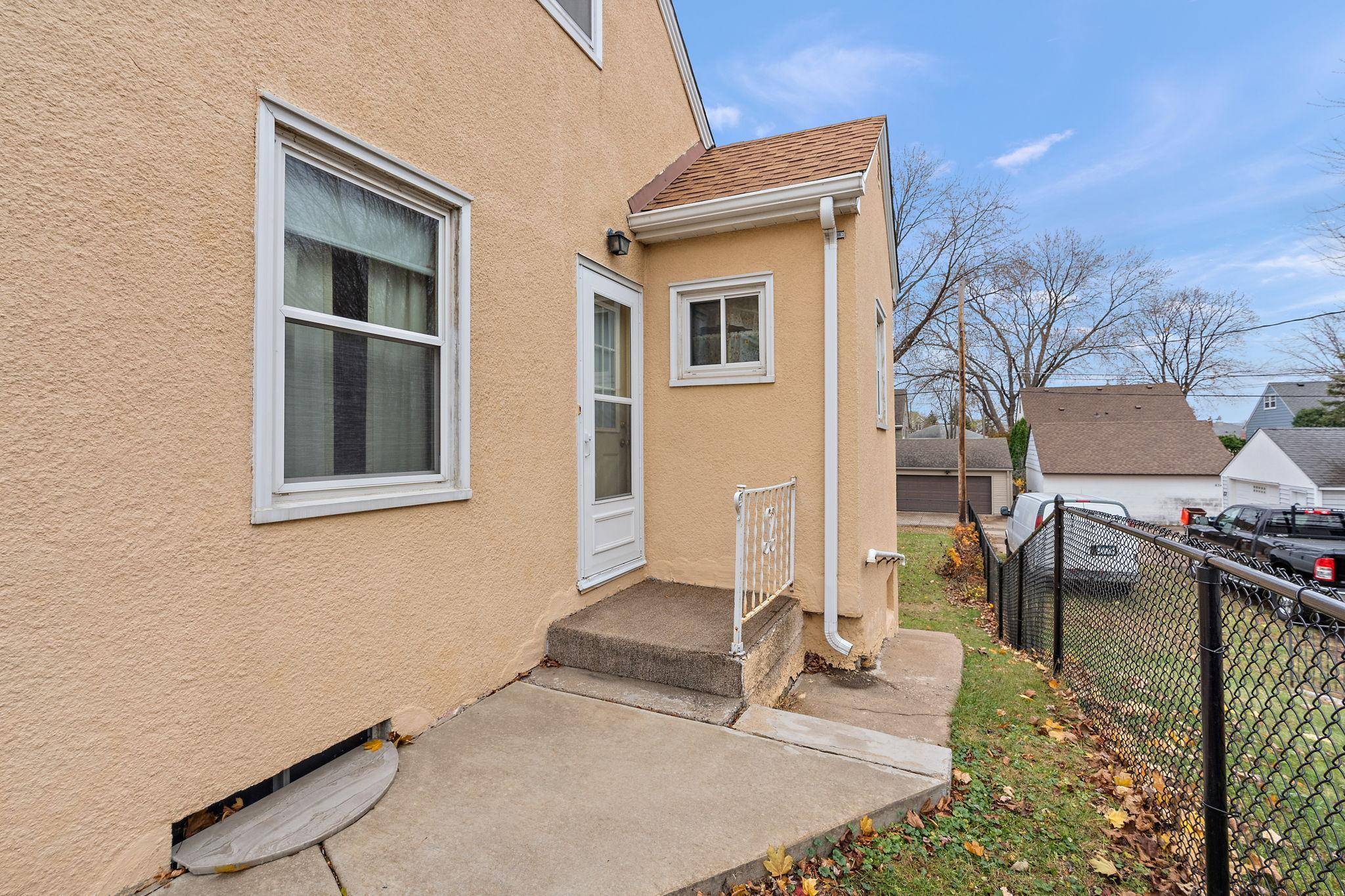 South Saint Paul, MN 55075,829 3rd AVE S