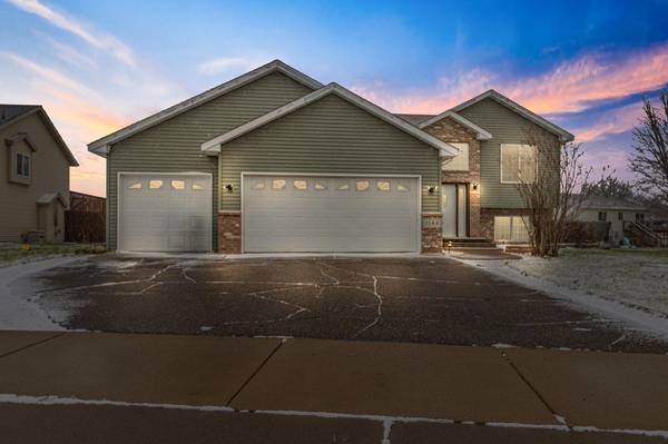 1544 Timberdoodle DR, Saint Cloud, MN 56303