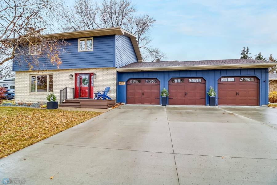 3268 Longfellow RD N, Fargo, ND 58102