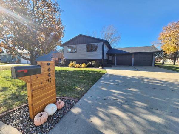 440 3rd ST NE, Plainview, MN 55964