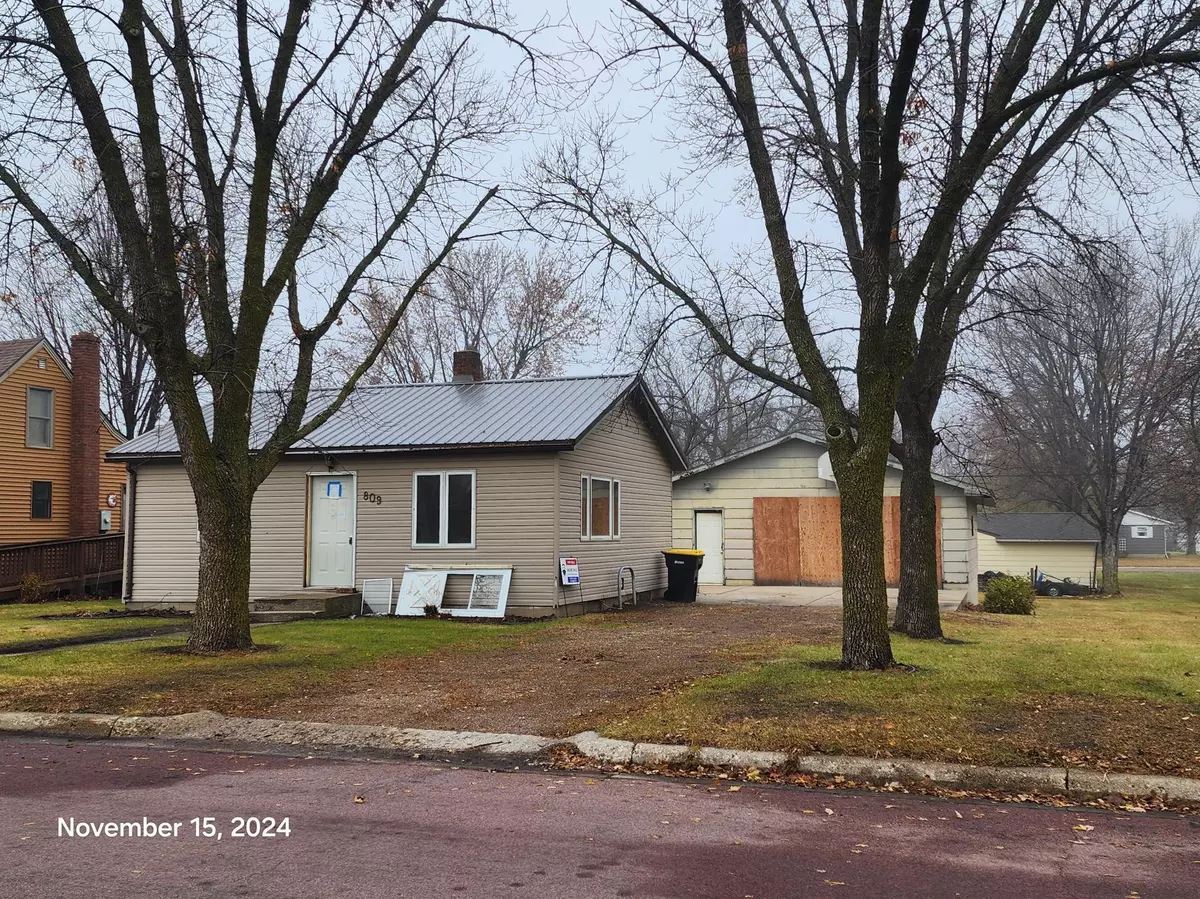 Redwood Falls, MN 56283,809 E Elm ST